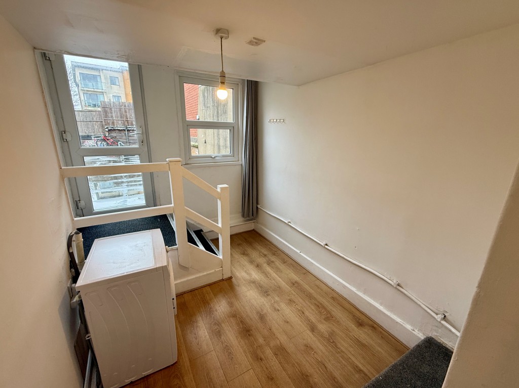 Lot: 143 - FOUR-BEDROOM MAISONETTE IN TOWN CENTRE - Entrance hall